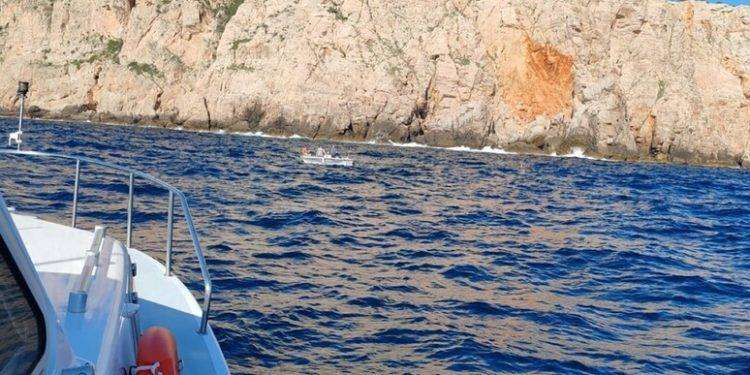 Barca in avaria ad Alghero, 3 diportisti salvati da G.Costiera