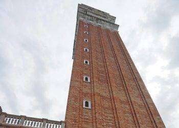Cadono pezzi in cemento armato dal campanile di San Marco