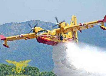 Incendio nel Nuorese vicino a statale, un Canadair in azione