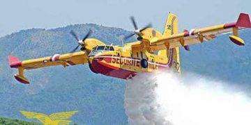 Incendio nel Nuorese vicino a statale, un Canadair in azione