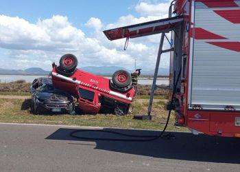 Con l’auto contro una camionetta dei Vigili del fuoco, muore una 60enne