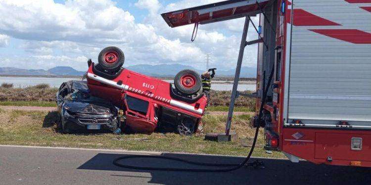 Con l’auto contro una camionetta dei Vigili del fuoco, muore una 60enne