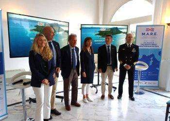 Il catamarano One solca il Mediterraneo per la salute del mare