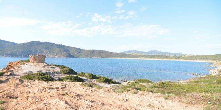 Il mare di Porto Ferro torna balneabile, Campus revoca divieto