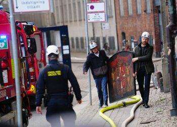 In fiamme la Borsa di Copenaghen, crollata la guglia