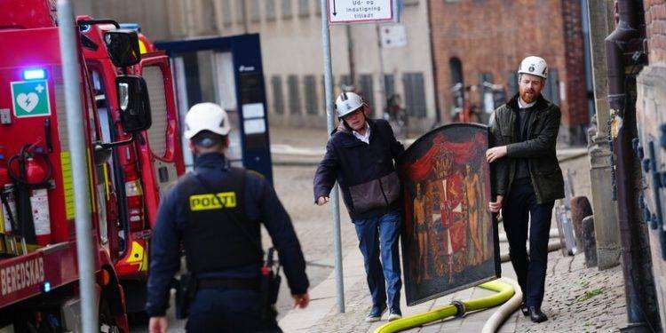 In fiamme la Borsa di Copenaghen, crollata la guglia