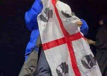 Mahmood in concerto con i Quattro Mori: “Un botto di sardi”