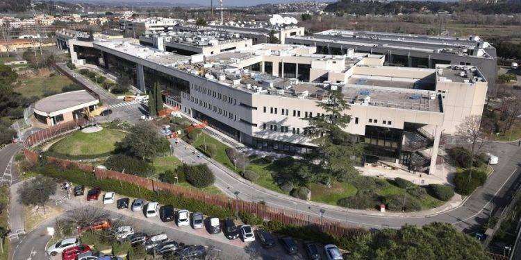 Roma, cento fiocchi neri davanti alla Rai in ricordo dei giornalisti palestinesi uccisi