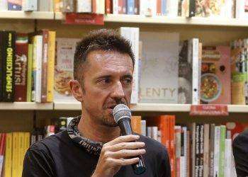 Andrea Scanzi, il monologo contro il governo a Cagliari