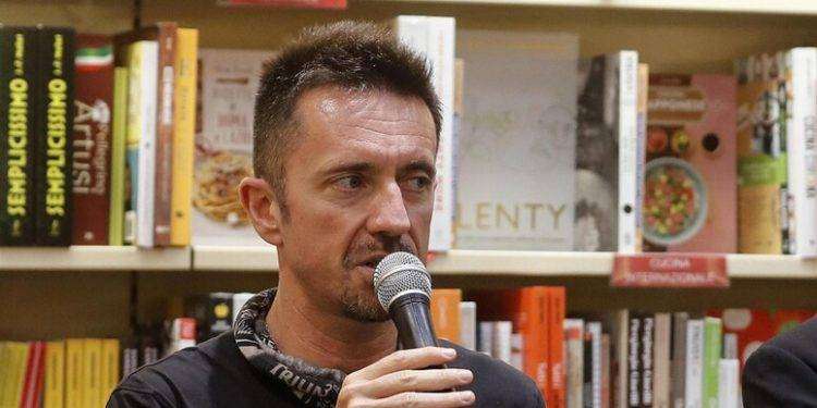 Andrea Scanzi, il monologo contro il governo a Cagliari