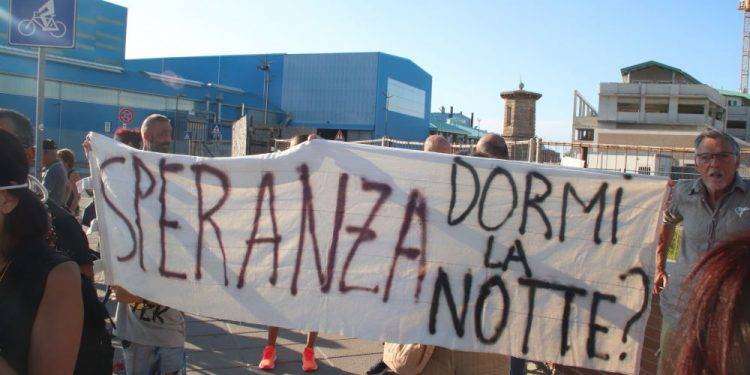 L’ex ministro Speranza contestato duramente a Ostia