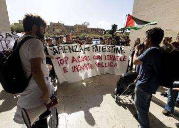 Studenti Sapienza in sciopero della fame e incatenati