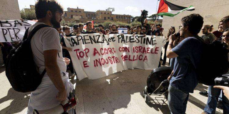 Studenti Sapienza in sciopero della fame e incatenati