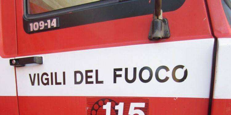 Resta incastrato tra cabina e porta ascensore, morto operaio