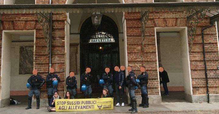 Ribellione Animale lancia letame sulla Prefettura di Torino durante il G7