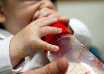 Vino nel biberon per errore, bimbo 4 mesi in rianimazione