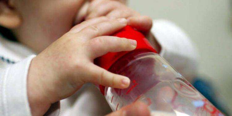 Vino nel biberon per errore, bimbo 4 mesi in rianimazione