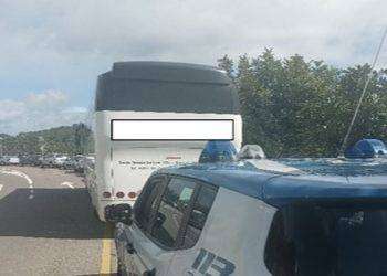 Fermato bus senza assicurazione con a bordo studenti in gita