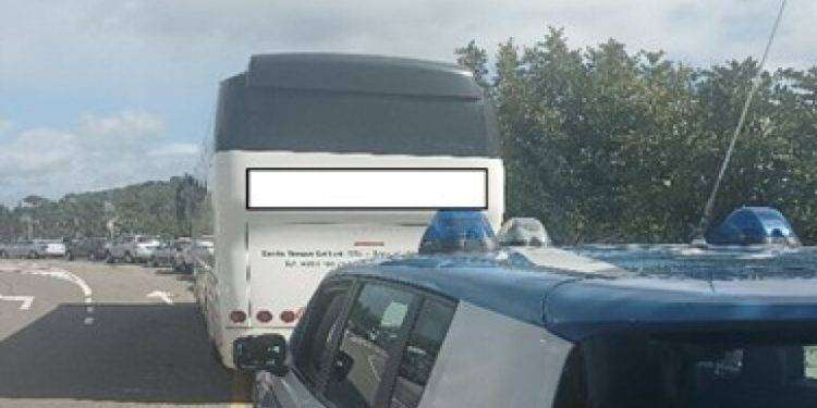 Fermato bus senza assicurazione con a bordo studenti in gita