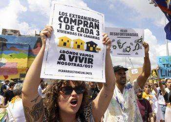 I residenti delle isole Canarie si ribellano al turismo di massa