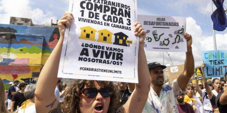 I residenti delle isole Canarie si ribellano al turismo di massa