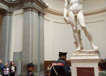 Blitz di Ultima Generazione a Firenze, incatenati sotto David