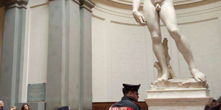 Blitz di Ultima Generazione a Firenze, incatenati sotto David