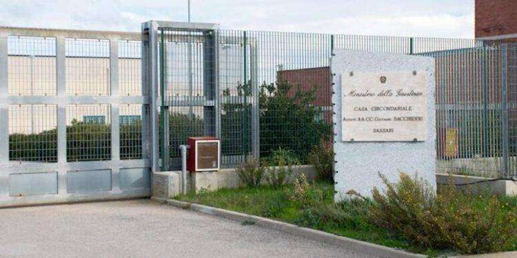 Carceri: pugni ad agente penitenziario nell’istituto di Sassari