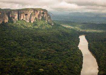 Precipita elicottero militare, otto morti in Ecuador