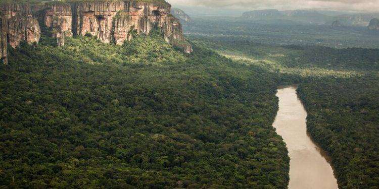 Precipita elicottero militare, otto morti in Ecuador