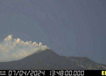 Etna: forte emissione cenere da Bocca nuova, nube alta 5 km