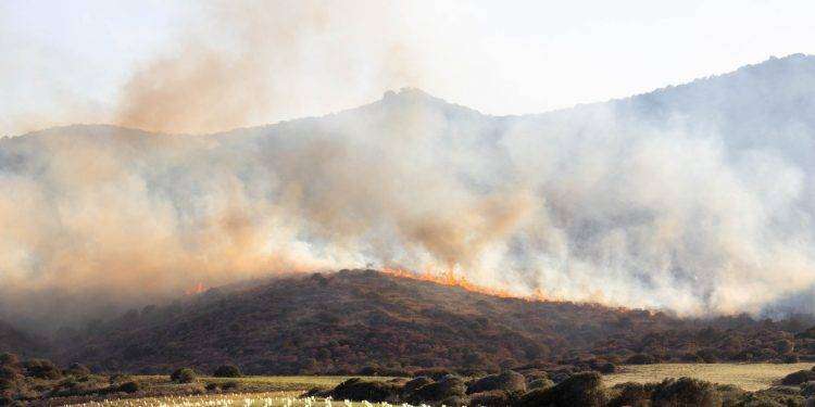 Domato il vastissimo incendio di Sarroch