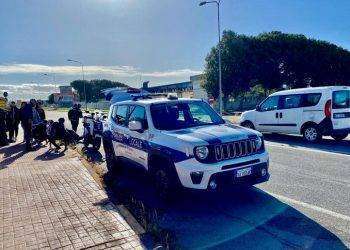 Scooter travolto davanti a scuola, 16enne ferito a Oristano