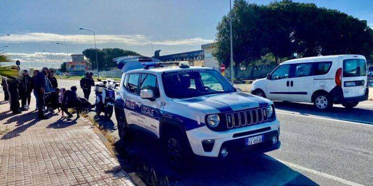 Scooter travolto davanti a scuola, 16enne ferito a Oristano