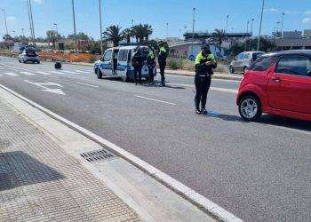 Travolta sulle strisce da una minicar, grave una 53enne