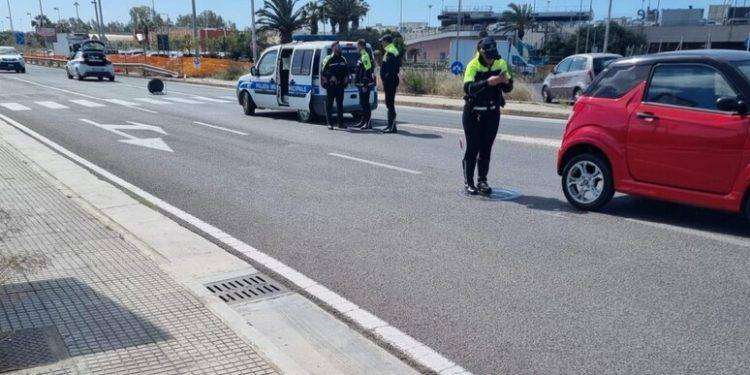 Travolta sulle strisce da una minicar, grave una 53enne