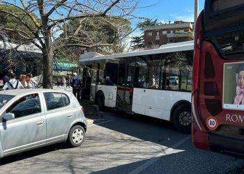 Scontro tra bus a Roma: 7 feriti, anche una bimba