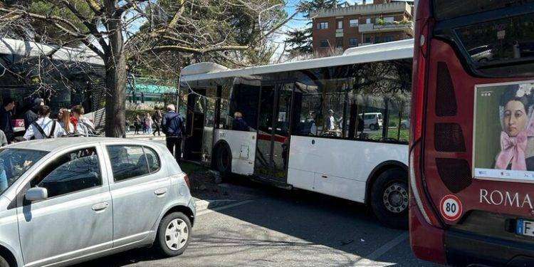 Scontro tra bus a Roma: 7 feriti, anche una bimba
