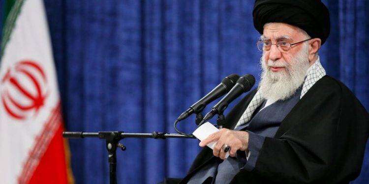 Khamenei, ‘Israele sarà punito per l’attacco al consolato’