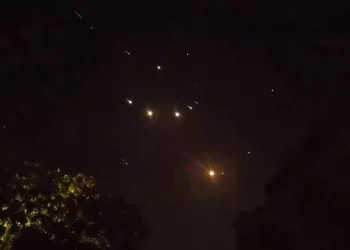 Il regime israeliano afferma di aver abbattuto droni e missili iraniani, ma le immagini dicono altro