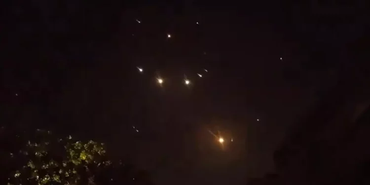 Il regime israeliano afferma di aver abbattuto droni e missili iraniani, ma le immagini dicono altro