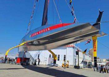 Scafo d’argento e ali gialle, ecco la nuova Luna Rossa