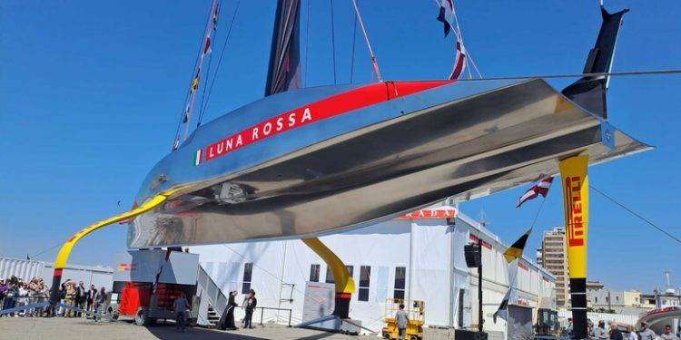 Scafo d’argento e ali gialle, ecco la nuova Luna Rossa