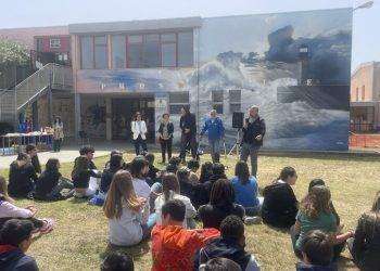 A Quartu murale di Manu Invisible con gli studenti delle medie