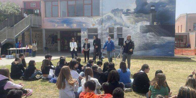 A Quartu murale di Manu Invisible con gli studenti delle medie