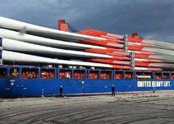 Due navi attraccano al porto di Oristano, il carico? decine di gigantesche pale eoliche