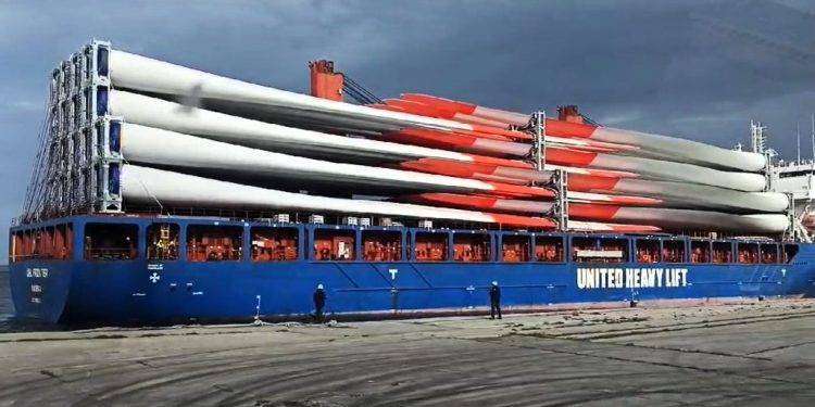 Due navi attraccano al porto di Oristano, il carico? decine di gigantesche pale eoliche