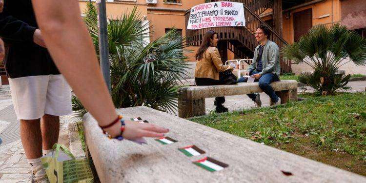 Due studentesse incatenate al Rettorato della Sapienza