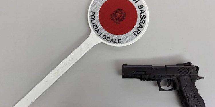 Con pistola giocattolo rapina un alimentare a Sassari,denunciato