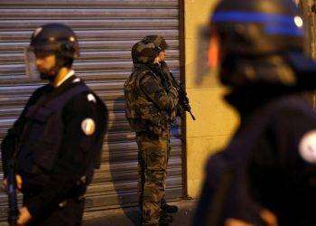 Parigi, intervento della polizia al consolato iraniano: “Un uomo con una cintura sospetta minaccia di farsi esplodere”